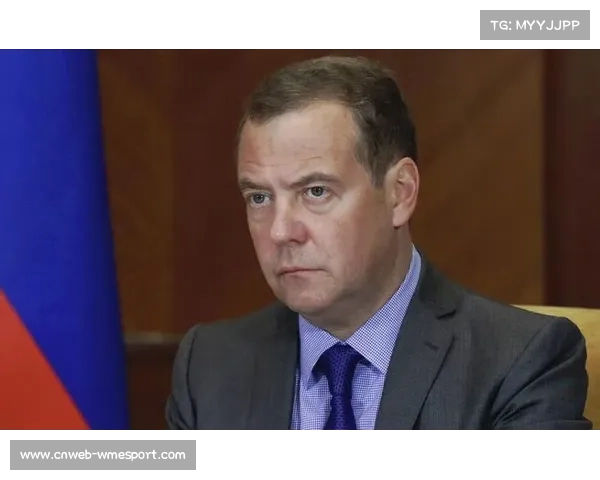 梅德韦杰夫第二盘抽筋顽强坚持调整状态逆转取胜展现惊人意志